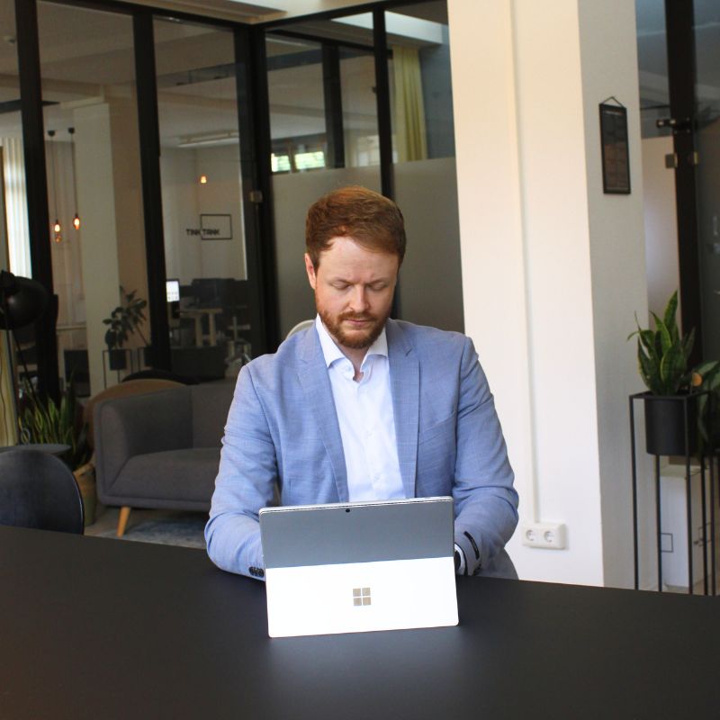 Marketingmanager arbeitet in einem Büro an einem Tablet